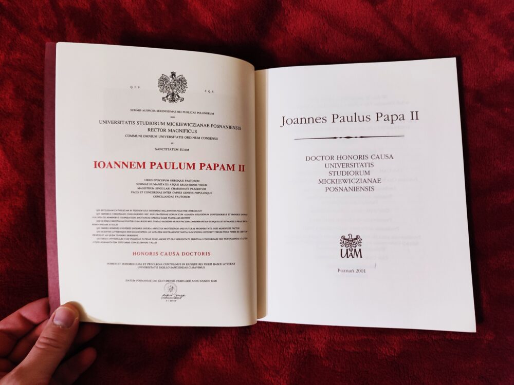 Joannes Paulus II Papa II. Doctor honoris causa Universitatis Studiorum Mickiewiczianae Posnaniensis [2001]