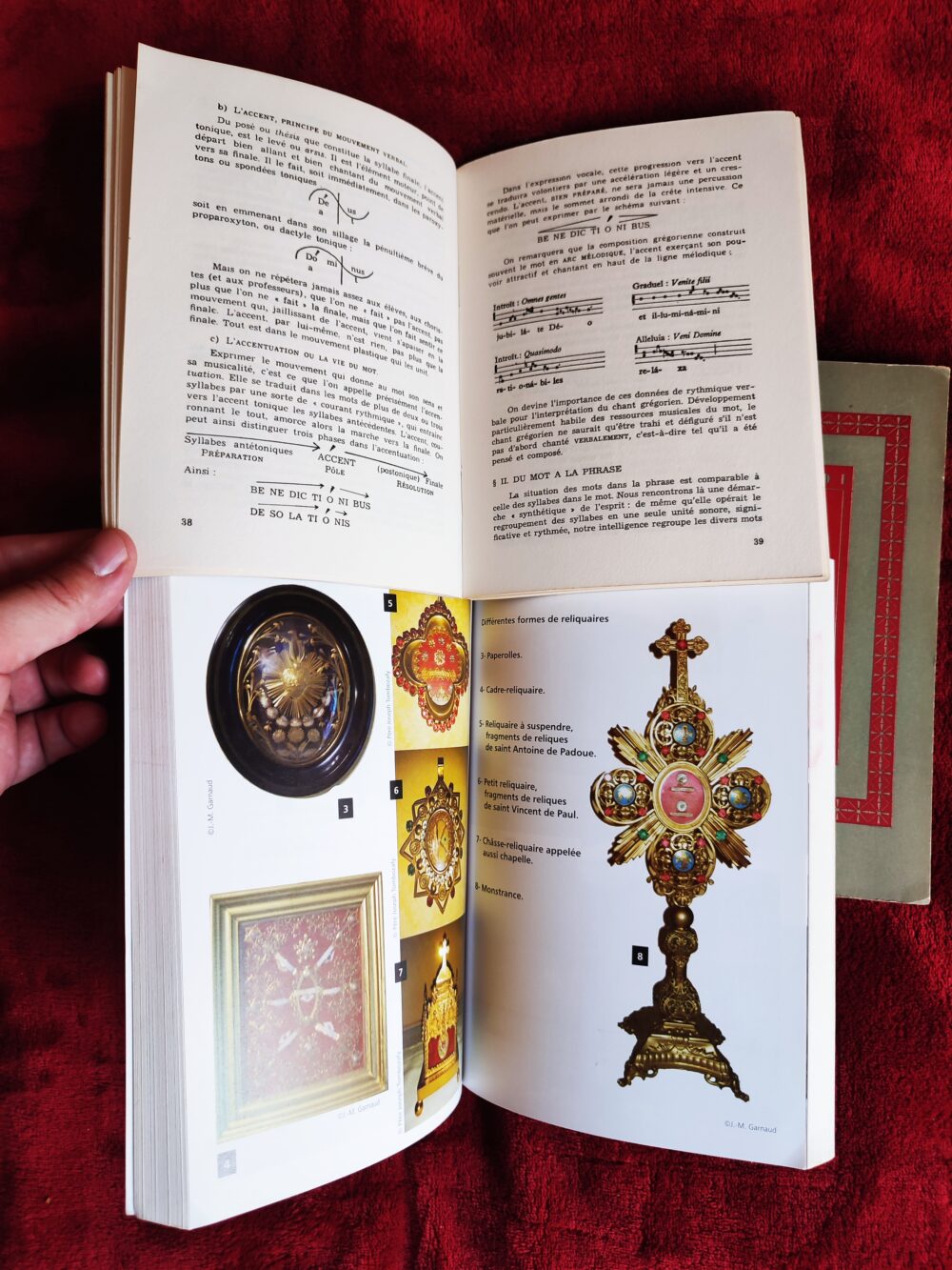 Zestaw 3 francuskich książek o liturgii, chorale gregoriańskim i kulcie relikwii - obrazek 2