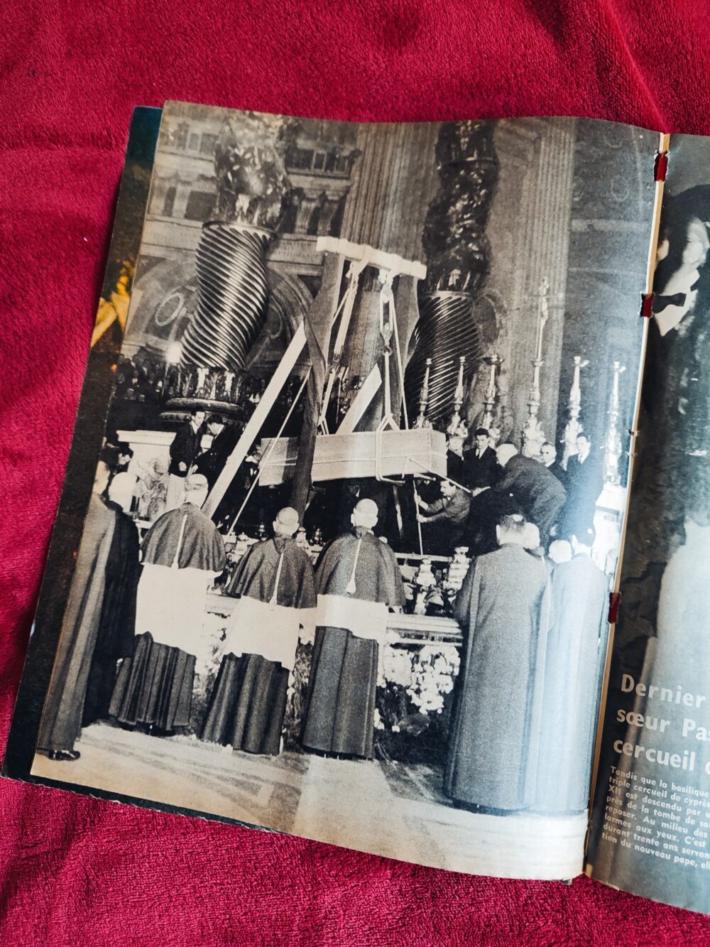 Fotoreportaż z ceremonii pogrzebowych Papieża Piusa XII - obrazek 2