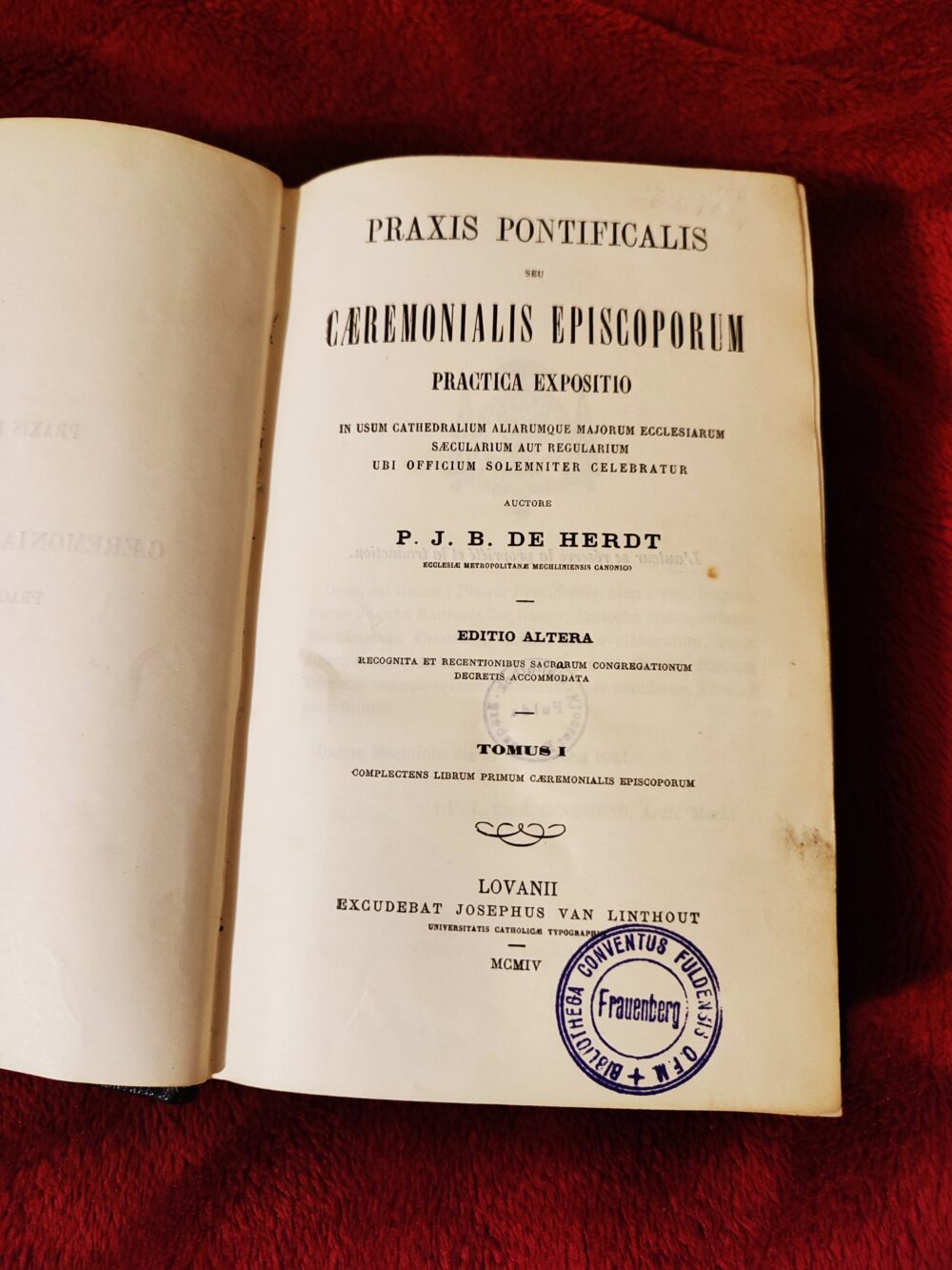 P. J. B. de Herdt, "Praxis pontificalis seu Caeremonialis Episcoporum practica expositio" (2 ed.) (3 tomy) [1904-1905]