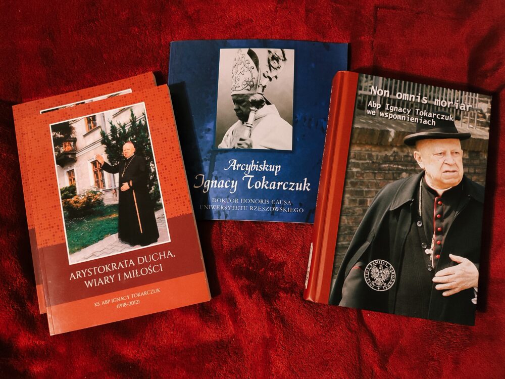 Zbiór książek poświęconych abp Ignacemu Tokarczukowi