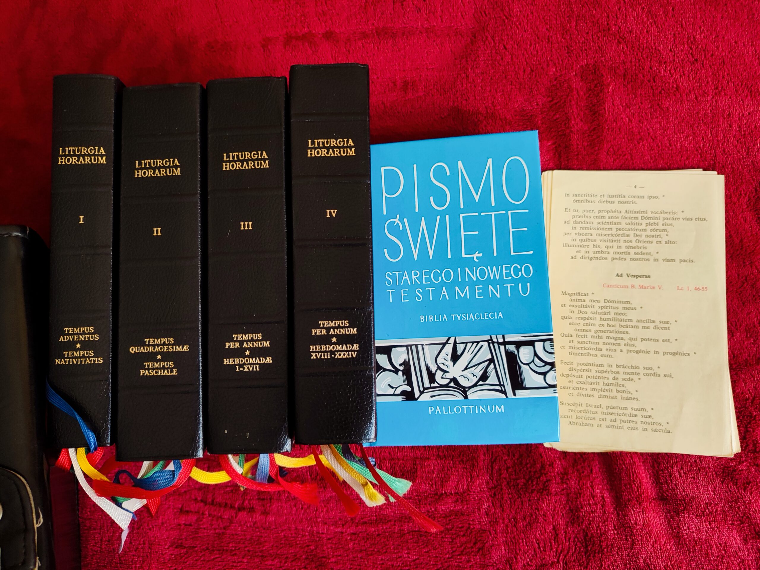 Liturgia Horarum juxta Ritum Romanum (t. I-IV) + Biblia Tysiąclecia + 5 skórzanych futerałów