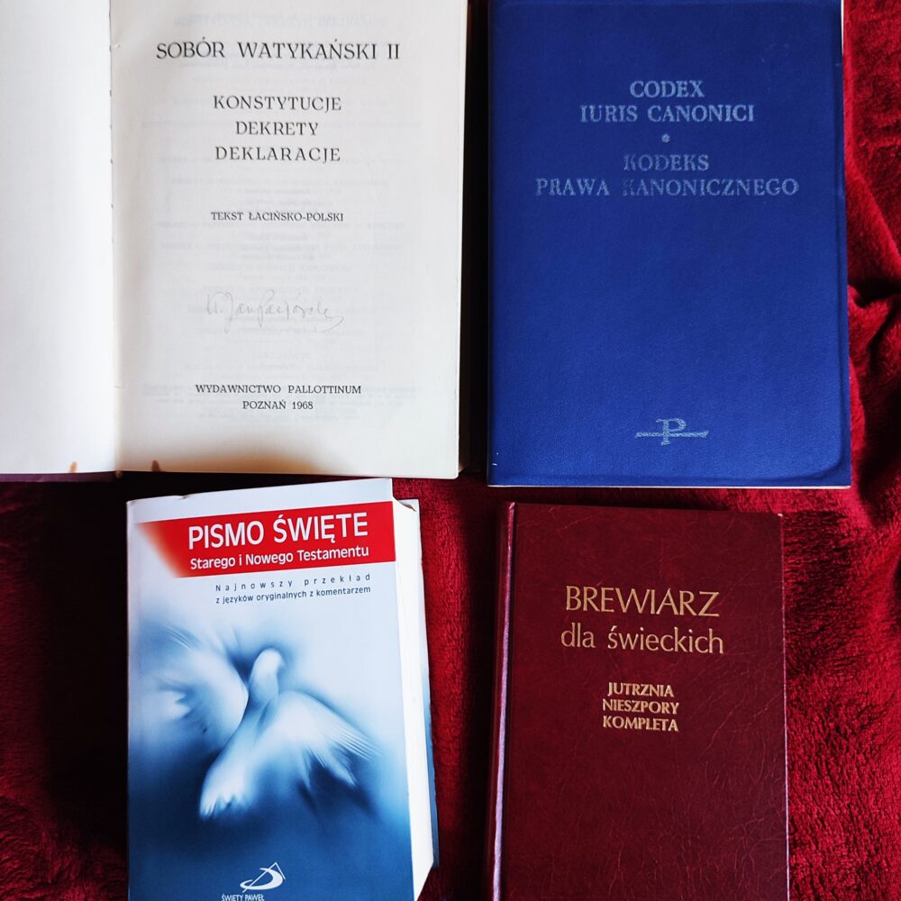 Pismo Święte + Kodeks Prawa Kanonicznego + Brewiarz dla świeckich + dokumenty Soboru Watykańskiego II