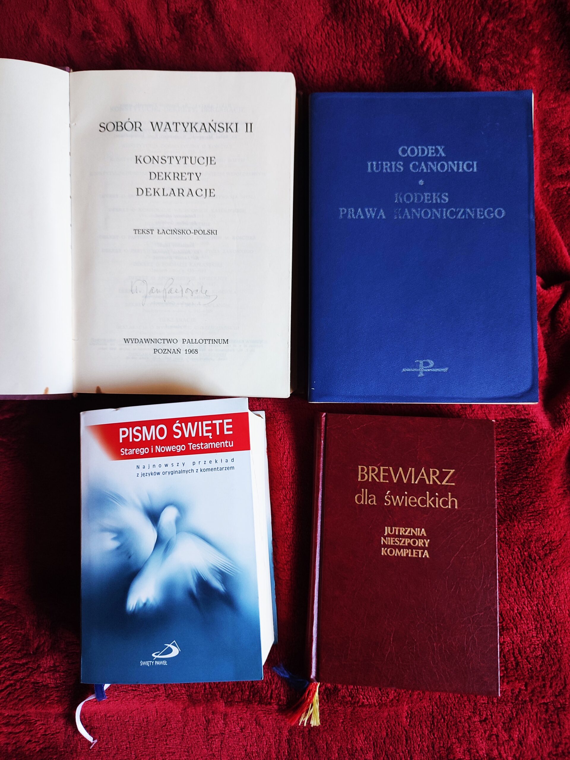 Pismo Święte + Kodeks Prawa Kanonicznego + Brewiarz dla świeckich + dokumenty Soboru Watykańskiego II