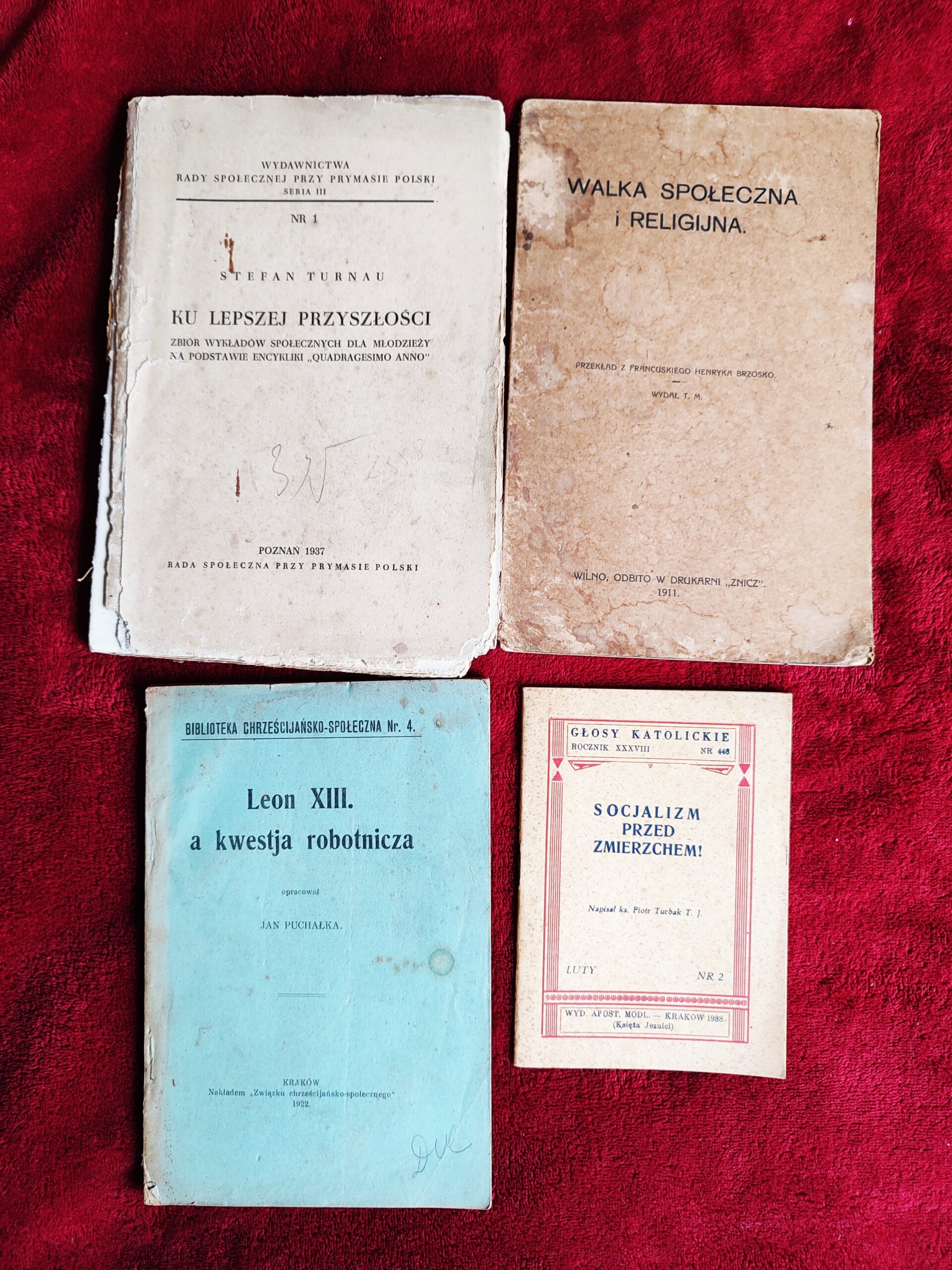 Zestaw wiekowych książek o nauce społecznej Kościoła