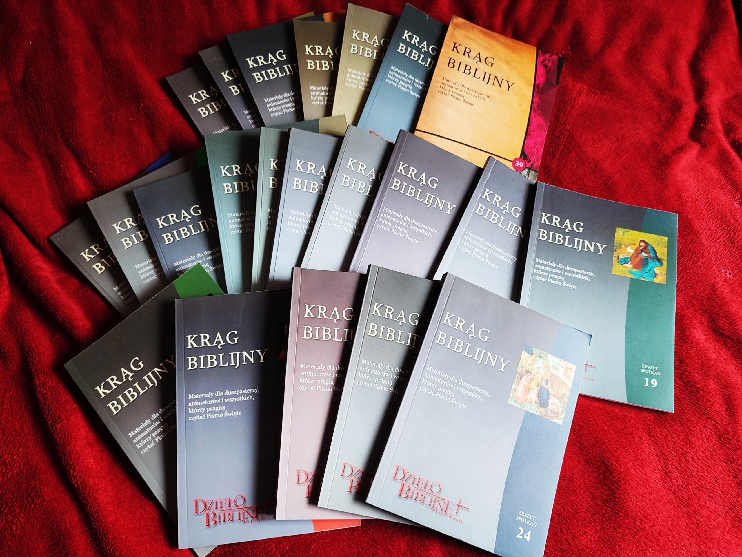 Zestaw 23 numerów materiałów Dzieła Biblijnego pt. "Krąg Biblijny"