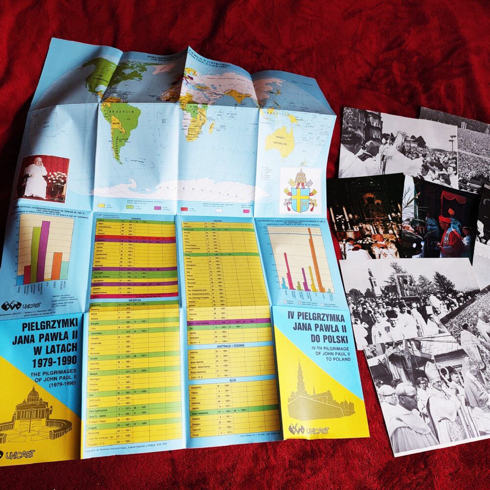 Folder (mapa) z informacjami o pielgrzymkach Jana Pawła II do Polski + zdjęcia z wizyt kardynała Karola Wojtyły / Papieża Jana Pawła II w Częstochowie