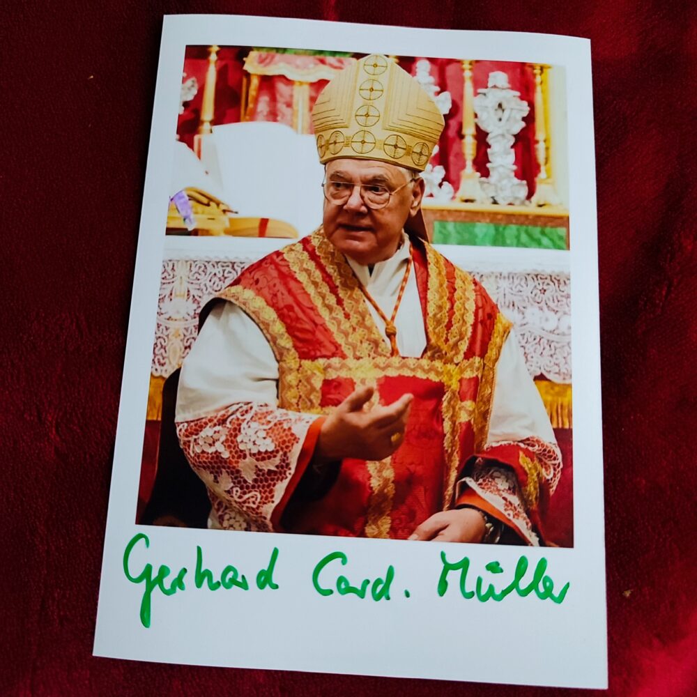 Zdjęcie Kardynała Gerharda Müllera wraz z odręcznym autografem
