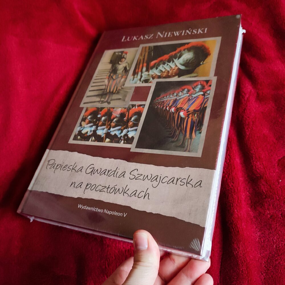 Łukasz Niewiński, "Papieska Gwardia Szwajcarska na pocztówkach" [2018]