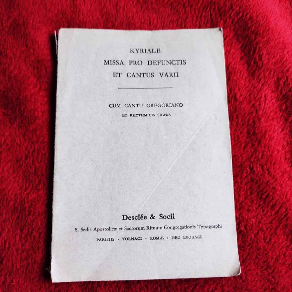 Kyriale, Missa pro defunctis et cantus varii cum cantu gregoriano et rhytmicis signis [1957]