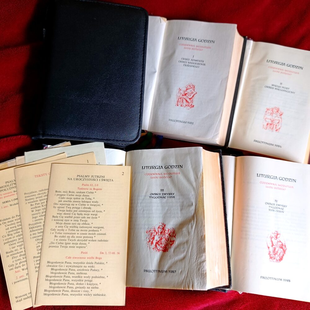 Liturgia Godzin. Codzienna modlitwa Ludu Bożego (t. I-IV) [1982-1988] + futerał