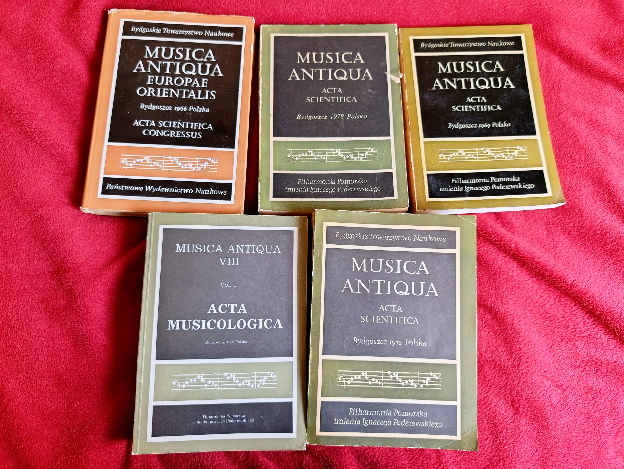 Zestaw 5 tomów akt "Musica Antiqua"